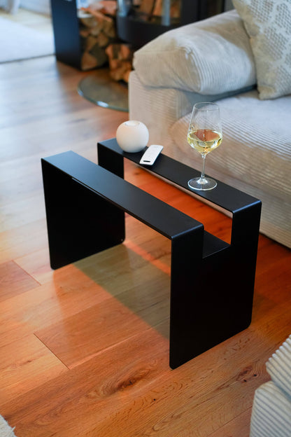 Couchtisch HUGO im Wohnzimmer, auf dem Tisch steht ein Glas Wein und eine Kerze