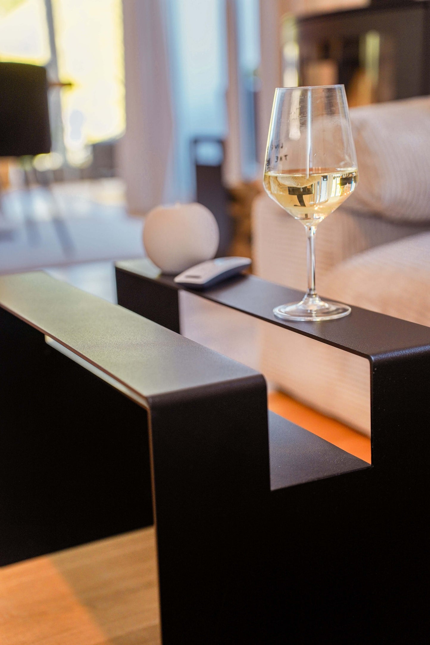 Couchtisch HUGO im Wohnzimmer, auf dem Tisch steht ein Glas Wein und eine Kerze